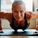 Abdominales tonificados y definidos mediante entrenamiento y alimentación adecuada