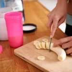 Batidos económicos post-entreno con ingredientes básicos como plátano, avena y proteína en polvo para una recuperación muscular eficaz