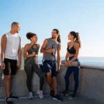 Persona disfrutando de los beneficios de llevar una vida sana, haciendo ejercicio al aire libre y sonriente