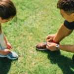 Persona con ropa deportiva preparándose para entrenar, ideal para ilustrar cómo combatir la pereza de hacer deporte