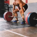 Persona haciendo entrenamiento de fuerza para principiantes con pesas