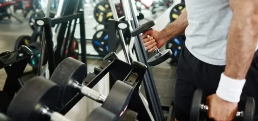 ¿Mancuernas o máquinas? Qué es mejor según la ciencia.
