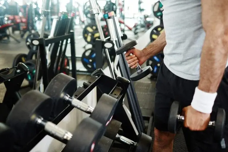 ¿Mancuernas o máquinas? Qué es mejor según la ciencia.