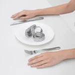 Persona haciendo entrenamiento en ayunas para quemar grasa al aire libre por la mañana