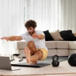 Persona haciendo entrenamiento en casa con bandas elásticas, TRX y kettlebells