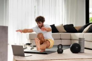 Persona haciendo entrenamiento en casa con bandas elásticas, TRX y kettlebells