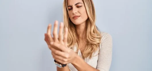 ¿Dolor en las articulaciones? Descubre qué alimentos te alivian (y cuáles lo empeoran)