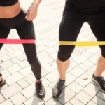 Ejercicios con bandas de resistencia para entrenamiento en casa