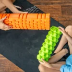 Pareja utilizando herramientas de movilidad para entrenar, mejorar la flexibilidad y prevenir lesiones