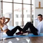 Persona haciendo abdominales mientras aprende que los abdominales diarios no eliminan grasa localizada