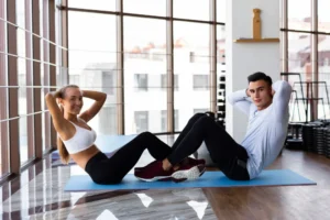 Persona haciendo abdominales mientras aprende que los abdominales diarios no eliminan grasa localizada