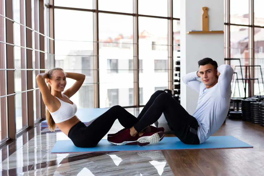 Persona haciendo abdominales mientras aprende que los abdominales diarios no eliminan grasa localizada