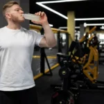 Atleta bebiendo pre-entreno para mejorar rendimiento con dosis segura de cafeína