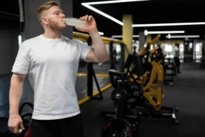 Atleta bebiendo pre-entreno para mejorar rendimiento con dosis segura de cafeína