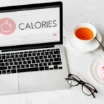 Ilustración de alimentos saludables y control de calorías para mantener un peso equilibrado