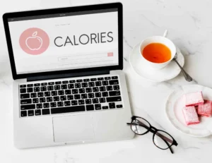 Ilustración de alimentos saludables y control de calorías para mantener un peso equilibrado