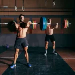 Ilustración de progreso físico y desarrollo muscular, destacando la influencia de la genética en la fuerza y la hipertrofia