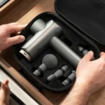 Pistola de masaje para deportistas utilizada para acelerar la recuperación muscular y aliviar la tensión