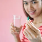 Imagen de mujeres jóvenes tomando suplementos, ilustrando la importancia de la suplementación para mujeres para la salud y el rendimiento.