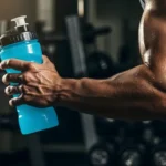Persona preparando su suplemento pre-entreno para aumentar energía y rendimiento