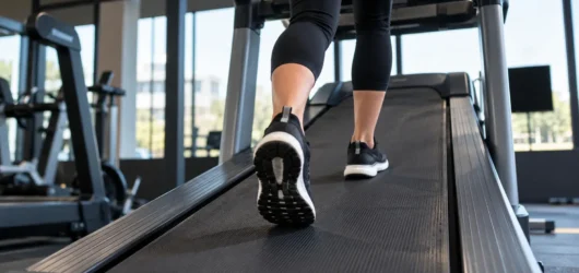 Caminar en cinta inclinada: ¿adelgaza más que caminar normal o correr?